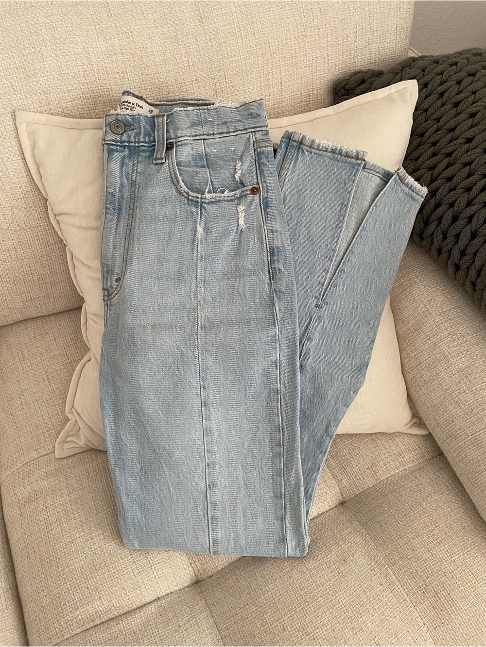 Abercrombie & Fitch Ultra High Rise 90s Split Hem Pintuck Seam Light Wash Jeans